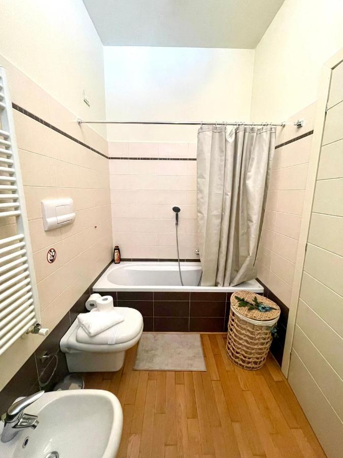 Luxury Four-Room Apartment In Monza Centro - 2 Min Walk To Train Station エクステリア 写真
